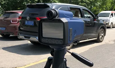 À quelle distance la caméra de vitesse laser commence-t-elle à mesurer la vitesse?
